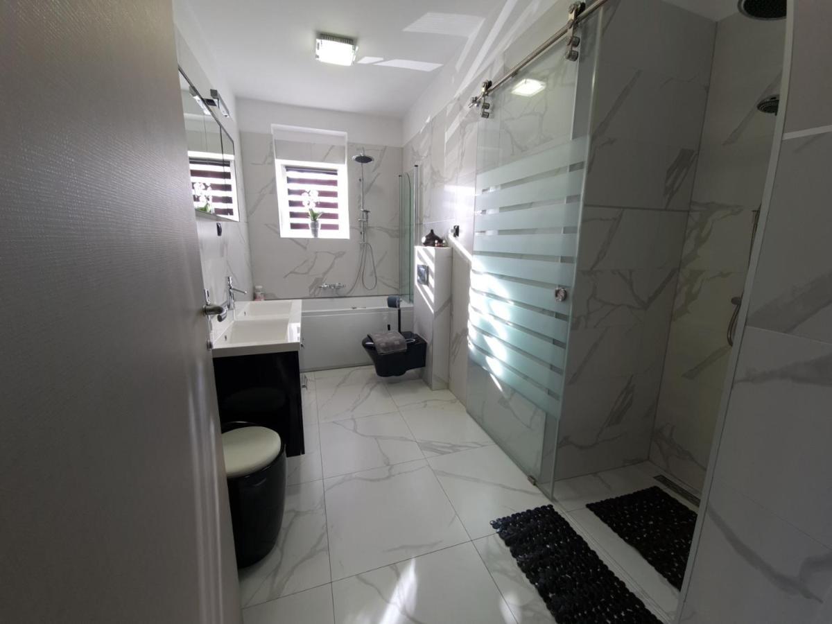 Tj Apartment Кърк Екстериор снимка