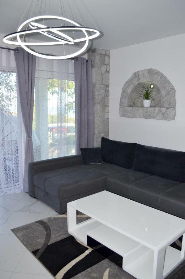 Tj Apartment Кърк Екстериор снимка