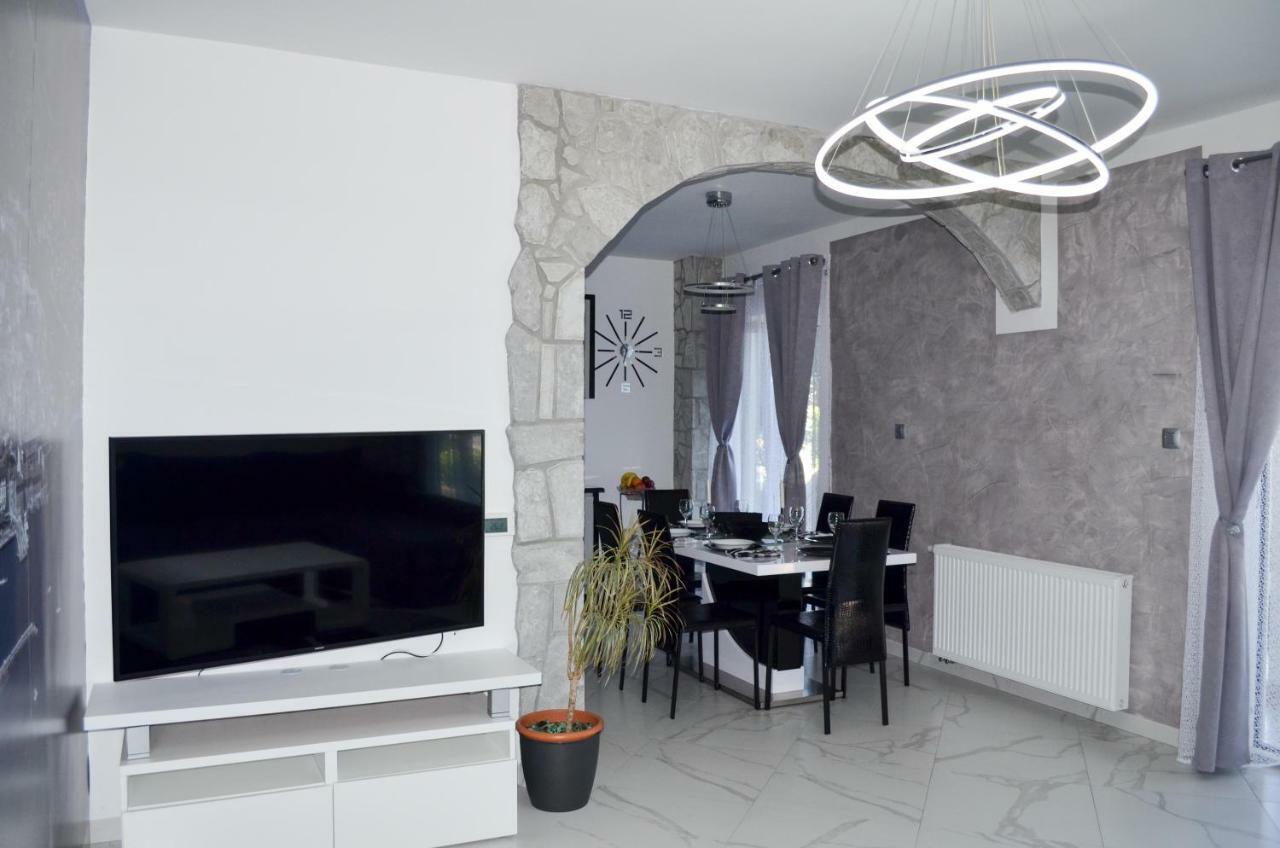 Tj Apartment Кърк Екстериор снимка